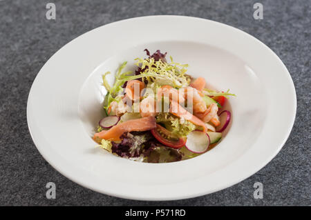 Lachs und Garnelen Salat Stockfoto