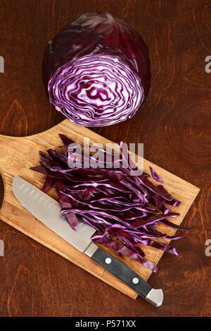 Ansicht von oben geschreddert Rotkohl mit Messer Stockfoto