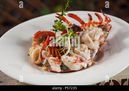 Gebackene Hummer mit Fisch und Nudeln Stockfoto