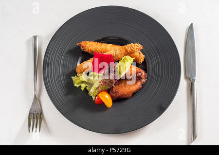 Roast Chicken Wings mit Nudeln Shrimp Tempura Stockfoto