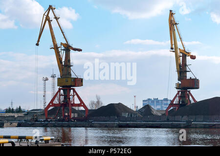 Seehafen an der Ostsee. Сommercial-Port. Hafenkrane und Maschinen. Stockfoto