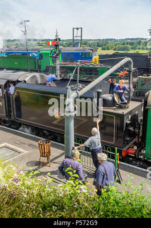 Mid Hants Railway Stanier Schwarz 5 Nr. 45379 Lokomotive bei Ropley Museumsbahn Bahnhof auf der Brunnenkresse Linie 2018 in Hampshire, England, Großbritannien Stockfoto