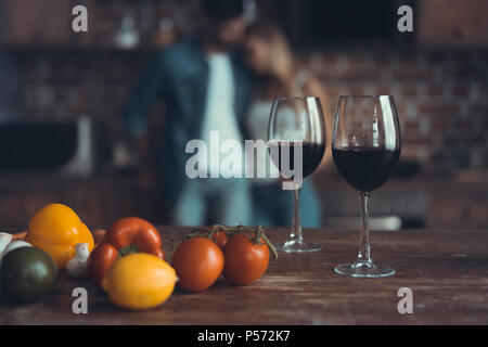 Küche Hintergrund mit Wein und zwei Gläser Stockfoto