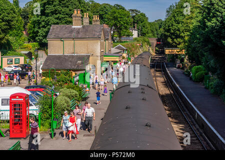 Leute ein Tag genießen bei Alresford Station entlang der Brunnenkresse Linie Museumsbahn in Hampshire Sommer 2018, England, Großbritannien Stockfoto