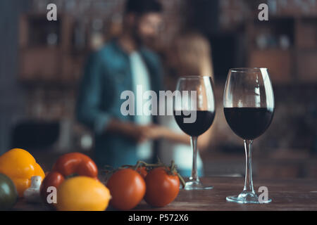 Küche Hintergrund mit Wein und zwei Gläser Stockfoto