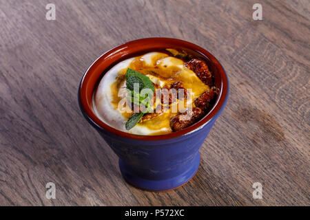 Eis mit Walnuss serviert mint Stockfoto