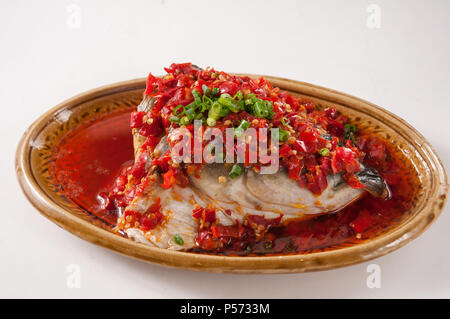 Gedünsteter Fisch Kopf mit gewürfelten heißen roten Pfeffer Stockfoto