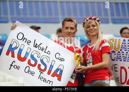 (180625) - SAMARA, 25. Juni 2018 (Xinhua) - Fans von Russland sind vor der 2018 FIFA World Cup Gruppe eine Übereinstimmung zwischen Uruguay und Russland in Samara, Russland, Juni 25, 2018 gesehen. (Xinhua / Bai Xueqi) Stockfoto