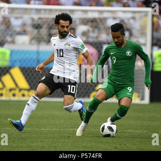 Wolgograd, Russland. 25. Juni 2018. Mohamed Salah (L) von Ägypten konkurriert während der 2018 FIFA World Cup Gruppe ein Match zwischen Saudi-Arabien und Ägypten in Wolgograd, Russland, 25. Juni 2018. Credit: Li Ga/Xinhua/Alamy leben Nachrichten Stockfoto