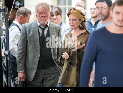 25 Juni 2018, Deutschland, Berlin: Die Schauspieler Nick Nolte (L) und Jacqueline Bisset sind Im Laufe der Dreharbeiten für den Film "Kopf voll mit Honig' gesetzt. Direktor Schweiger ist derzeit schießen die internationale Remake von dem deutschen Film "Honig im Kopf". Foto: Jens Büttner/dpa-Zentralbild/dpa Stockfoto