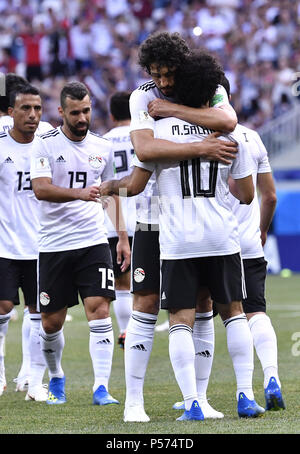 Wolgograd, Russland. 25. Juni 2018. Mohamed Salah in Ägypten feiert seine zählenden mit Teamkollegen, während der 2018 FIFA World Cup Gruppe ein Match zwischen Saudi-Arabien und Ägypten in Wolgograd, Russland, 25. Juni 2018. Credit: Chen Yichen/Xinhua/Alamy leben Nachrichten Stockfoto