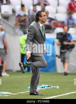 Wolgograd, Russland. 25. Juni 2018. Saudi-arabien Head Coach Juan Antonio Pizzi reagiert während der 2018 FIFA World Cup Gruppe ein Match zwischen Saudi-Arabien und Ägypten in Wolgograd, Russland, 25. Juni 2018. Credit: Li Ga/Xinhua/Alamy leben Nachrichten Stockfoto