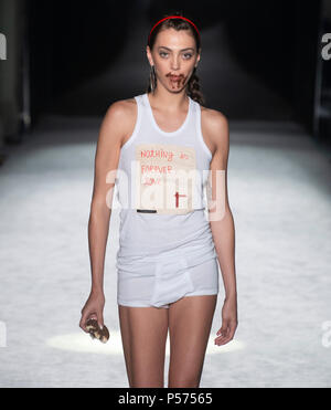 Barcelona, Spanien. 25. Juni 2018. Ein Modell Vitrinen Designs von Oscar Leon auf dem Erscheinen während 080 Barcelona Mode Frühjahr/Sommer 2019 auf Recinte Modernista Sant Pau am 25. Juni in Barcelona, Spanien 2018. © Victor Puig/Alamy leben Nachrichten Stockfoto