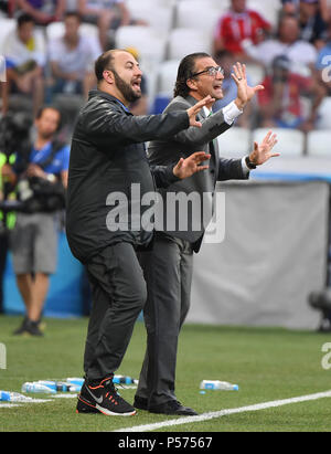 Wolgograd, Russland. 25. Juni 2018. Saudi-arabien Head Coach Juan Antonio Pizzi (R) gibt Anweisungen an die Spieler während der 2018 FIFA World Cup Gruppe ein Match zwischen Saudi-Arabien und Ägypten in Wolgograd, Russland, 25. Juni 2018. Credit: Li Ga/Xinhua/Alamy leben Nachrichten Stockfoto