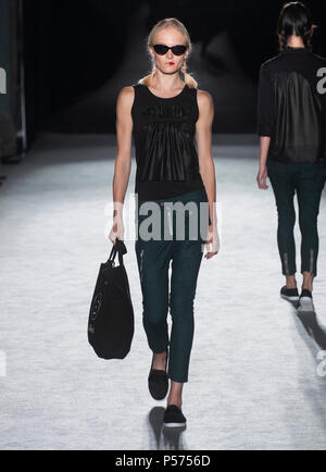 Barcelona, Spanien. 25. Juni 2018. Ein Modell Vitrinen Designs von Oscar Leon auf dem Erscheinen während 080 Barcelona Mode Frühjahr/Sommer 2019 auf Recinte Modernista Sant Pau am 25. Juni in Barcelona, Spanien 2018. © Victor Puig/Alamy leben Nachrichten Stockfoto