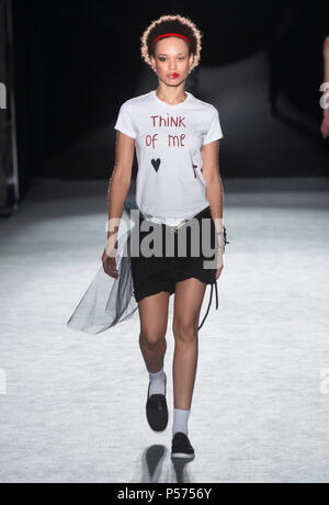 Barcelona, Spanien. 25. Juni 2018. Ein Modell Vitrinen Designs von Oscar Leon auf dem Erscheinen während 080 Barcelona Mode Frühjahr/Sommer 2019 auf Recinte Modernista Sant Pau am 25. Juni in Barcelona, Spanien 2018. © Victor Puig/Alamy leben Nachrichten Stockfoto