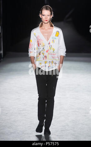 Barcelona, Spanien. 25. Juni 2018. Ein Modell Vitrinen Designs von Oscar Leon auf dem Erscheinen während 080 Barcelona Mode Frühjahr/Sommer 2019 auf Recinte Modernista Sant Pau am 25. Juni in Barcelona, Spanien 2018. © Victor Puig/Alamy leben Nachrichten Stockfoto