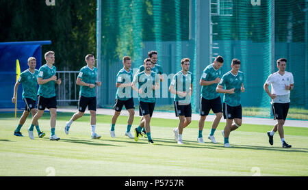 Vatutinki, Russland. 25. Juni 2018. Germanys Spieler warm-up während der Ausbildung GES/fussball/WM Russland 2018: DFB-Praxis Moskau/Vatutinki, 25.06.2018 GES/fussball/fussball/WM 2018 Russland: DFB-Praxis, Moskau/Watutinki, Juni 25, 2018 | Verwendung der weltweiten Kredit: dpa/Alamy leben Nachrichten Stockfoto