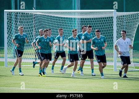 Vatutinki, Russland. 25. Juni 2018. Germanys Spieler warm-up während der Ausbildung GES/fussball/WM Russland 2018: DFB-Praxis Moskau/Vatutinki, 25.06.2018 GES/fussball/fussball/WM 2018 Russland: DFB-Praxis, Moskau/Watutinki, Juni 25, 2018 | Verwendung der weltweiten Kredit: dpa/Alamy leben Nachrichten Stockfoto
