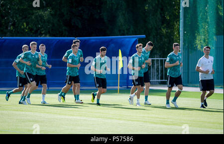 Vatutinki, Russland. 25. Juni 2018. Germanys Spieler warm-up während der Ausbildung GES/fussball/WM Russland 2018: DFB-Praxis Moskau/Vatutinki, 25.06.2018 GES/fussball/fussball/WM 2018 Russland: DFB-Praxis, Moskau/Watutinki, Juni 25, 2018 | Verwendung der weltweiten Kredit: dpa/Alamy leben Nachrichten Stockfoto
