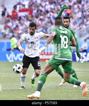 Wolgograd, Russland. 25. Juni 2018. Tarek Hamed (L) von Ägypten konkurriert während der 2018 FIFA World Cup Gruppe ein Match zwischen Saudi-Arabien und Ägypten in Wolgograd, Russland, 25. Juni 2018. Credit: Chen Yichen/Xinhua/Alamy leben Nachrichten Stockfoto