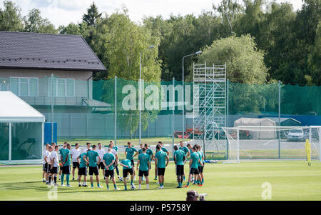 Vatutinki, Russland. 25. Juni 2018. Germanys Spieler diskutieren mit Trainer/Coach Joachim (Jogi) Löw GES/Fußball/Weltmeister 2018 Russland: DFB Training Moskau/Vatutinki, 25.06.2018 GES/fussball/fussball/WM 2018 Russland: DFB-Praxis, Moskau/Watutinki, Juni 25, 2018 | Verwendung der weltweiten Kredit: dpa/Alamy leben Nachrichten Stockfoto