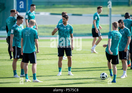 Vatutinki, Russland. 25. Juni 2018. Sami Khedira (Deutschland) spricht zu seinem/ihrem Spieler GES/fussball/Wm 2018 Russland: DFB Praxis Moskau/Vatutinki, 25.06.2018 GES/fussball/fussball/WM 2018 Russland: DFB-Praxis, Moskau/Watutinki, Juni 25, 2018 | Verwendung der weltweiten Kredit: dpa/Alamy leben Nachrichten Stockfoto