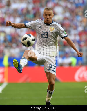 Samara, Russland. 25. Juni 2018. Igor Smolnikov Russlands steuert die Kugel während der 2018 FIFA World Cup Gruppe eine Übereinstimmung zwischen Uruguay und Russland in Samara, Russland, 25. Juni 2018. Credit: Du Yu/Xinhua/Alamy leben Nachrichten Stockfoto