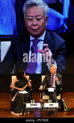 Mumbai, Indien. 25. Juni 2018. Präsident des Asiatischen Infrastruktur Investitionsbank (AIIB) Jin Liqun (R) spricht an der dritten Jahrestagung des AIIB in Mumbai, Indien, 25. Juni 2018. Die dritte jährliche Treffen der asiatischen Infrastruktur Investitionsbank (AIIB) startete im Finanzzentrum von Mumbai Indien Hub am Montag mit dem Thema "obilizing Finanzierung für Infrastruktur: Innovation und Zusammenarbeit." Credit: Zhang Naijie/Xinhua/Alamy leben Nachrichten Stockfoto