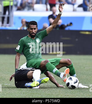 Wolgograd, Russland. 25. Juni 2018. Salman Alfaraj (oben) von Saudi-arabien konkurriert während der 2018 FIFA World Cup Gruppe ein Match zwischen Saudi-Arabien und Ägypten in Wolgograd, Russland, 25. Juni 2018. Credit: Chen Yichen/Xinhua/Alamy leben Nachrichten Stockfoto