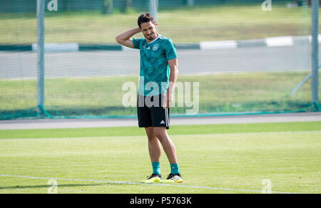 Vatutinki, Russland. 25. Juni 2018. Mats Hummels (Deutschland) Hits der Hals GES/fussball/Wm 2018 Russland: DFB Praxis Moskau/Vatutinki, 25.06.2018 GES/fussball/fussball/WM 2018 Russland: DFB-Praxis, Moskau/Watutinki, Juni 25, 2018 | Verwendung der weltweiten Kredit: dpa/Alamy leben Nachrichten Stockfoto