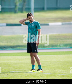 Vatutinki, Russland. 25. Juni 2018. Mats Hummels (Deutschland) Hits der Hals GES/fussball/Wm 2018 Russland: DFB Praxis Moskau/Vatutinki, 25.06.2018 GES/fussball/fussball/WM 2018 Russland: DFB-Praxis, Moskau/Watutinki, Juni 25, 2018 | Verwendung der weltweiten Kredit: dpa/Alamy leben Nachrichten Stockfoto