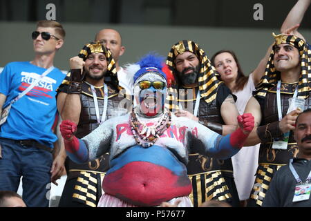 Wolgograd, Russland. 25. Juni 2018. Ägyptische und russischen Fans jubeln in der steht während der FIFA WM 2018 Gruppe ein Fußballspiel zwischen Saudi-Arabien und Ägypten an der Arena in Wolgograd Wolgograd, Russland, 25. Juni 2018. Credit: Ahmed Ramadan/dpa/Alamy leben Nachrichten Stockfoto