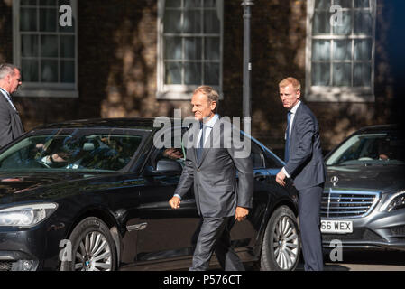 London, Vereinigtes Königreich. 25. Juni 2018. Donald Tusk, der Präsident des Europäischen Rates, kommt in der Downing Street mit der britische Premierminister Theresa May treffen. Credit: Peter Manning/Alamy leben Nachrichten Stockfoto