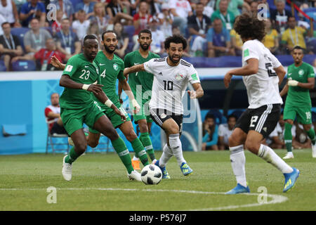 Wolgograd, Russland. 25. Juni 2018. Ägyptens Mohamed Salah (C) Mias für die Kugel während der FIFA WM 2018 Gruppe ein Fußballspiel zwischen Saudi-Arabien und Ägypten an der Arena in Wolgograd Wolgograd, Russland, 25. Juni 2018. Credit: Ahmed Ramadan/dpa/Alamy leben Nachrichten Stockfoto