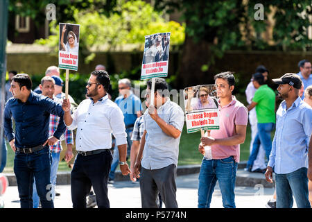 London, Großbritannien, 25. Juni 2018: Leute, Männer in Bangladesch Protest in Großbritannien, England von Westminster, Zeichen für die Begum Khaleda Zia, dem ehemaligen Nationalist Party leader Credit: Kristina Blokhin/Alamy leben Nachrichten Stockfoto