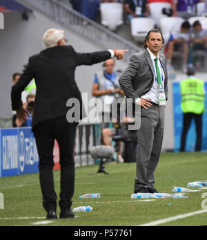 Wolgograd, Russland. 25. Juni 2018. Ägyptens Trainer Hector Cuper (L) und Saudi-arabien Head Coach Juan Antonio Pizzi Reagieren während der 2018 FIFA World Cup Gruppe ein Match zwischen Saudi-Arabien und Ägypten in Wolgograd, Russland, 25. Juni 2018. Saudi-arabien gewann 2-1. Credit: Li Ga/Xinhua/Alamy leben Nachrichten Stockfoto