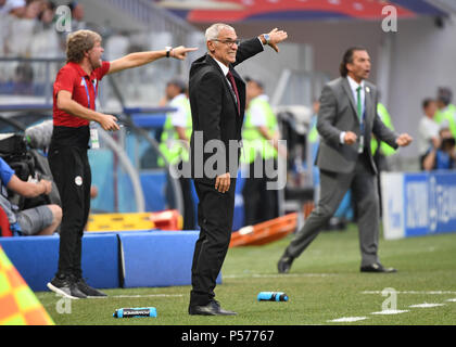 Wolgograd, Russland. 25. Juni 2018. Ägyptens Trainer Hector Cuper (C) und Saudi-arabien Head Coach Juan Antonio Pizzi (R) Reagieren während der 2018 FIFA World Cup Gruppe ein Match zwischen Saudi-Arabien und Ägypten in Wolgograd, Russland, 25. Juni 2018. Saudi-arabien gewann 2-1. Credit: Li Ga/Xinhua/Alamy leben Nachrichten Stockfoto