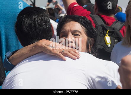 Tornillo, Texas, USA. 24. Juni, 2018. DOLORES HUERTA, ein Arbeits- und civil rights Leader, Umarmungen JULIAN CASTRO, ehemaliger Außenminister der Vereinigten Staaten Wohnungsbau und Stadtentwicklung nach sprach sie mit den Hunderten bei der Einreise an der Grenze USA/Mexiko in Tornillo, TX versammelt der Trumpf Verwaltungen null Toleranz Politik in Bezug auf die Einwanderung und die Trennung der Kinder von ihren Eltern zu protestieren, wenn sie angehalten werden, während die Einreise in die Vereinigten Staaten. Credit: Josh Bachman/ZUMA Draht/Alamy leben Nachrichten Stockfoto