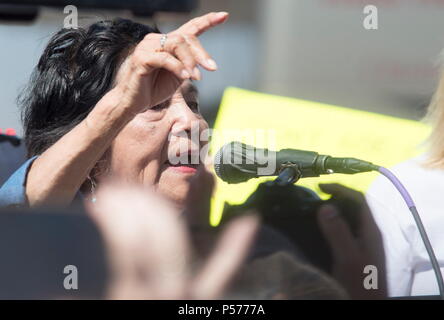 Tornillo, Texas, USA. 24. Juni, 2018. DOLORES HUERTA, ein Arbeits- und bürgerlichen Rechte Führer sprechen zu den Hunderten von Menschen an der Tornillo, TX, Hafen von Eintrag versammelt der Trumpf Verwaltungen null Toleranz Politik in Bezug auf die Einwanderung und die Trennung der Kinder von ihren Eltern zu protestieren, wenn sie angehalten werden, während die Einreise in die Vereinigten Staaten. Credit: Josh Bachman/ZUMA Draht/Alamy leben Nachrichten Stockfoto