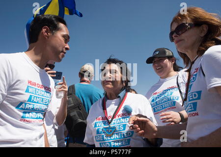 Tornillo, Texas, USA. 24. Juni, 2018. DOLORES HUERTA, Center, ein Arbeits- und bürgerlichen Rechte Führer, mit JULIAN CASTRO, Links, ehemaliger Außenminister der Vereinigten Staaten Wohnen und Stadtentwicklung, nachdem sie zu den Hunderten bei der Einreise an der Grenze USA/Mexiko in Tornillo, TX versammelt der Trumpf Verwaltungen null Toleranz Politik in Bezug auf die Einwanderung und die Trennung der Kinder von ihren Eltern zu protestieren, wenn sie angehalten werden, während die Einreise in die Vereinigten Staaten sprach. Kredit: Kredite:/ZUMA Draht/Alamy leben Nachrichten Stockfoto