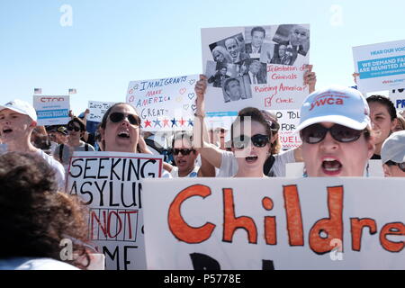 Tornillo, Texas, USA. 24. Juni, 2018. Hunderte von Menschen an der Tornillo, TX, Hafen von Eintrag versammelt der Trumpf Verwaltungen null Toleranz Politik in Bezug auf die Einwanderung und die Trennung der Kinder von ihren Eltern zu protestieren, wenn sie angehalten werden, während die Einreise in die Vereinigten Staaten. Credit: Josh Bachman/ZUMA Draht/Alamy leben Nachrichten Stockfoto