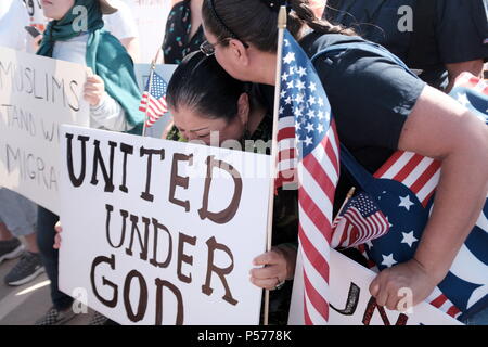 Tornillo, Texas, USA. 24. Juni, 2018. Suky Estala, rechts von El Paso, TX, lehnt sich in die Umarmung Sucky Castillo Ramos, Links, wie Castillo Ramos kämpfte Tränen während der Stop Trennungen Rallye. Hunderte von Menschen an der Tornillo, TX, Hafen von Eintrag versammelt der Trumpf Verwaltungen null Toleranz Politik in Bezug auf die Einwanderung und die Trennung der Kinder von ihren Eltern zu protestieren, wenn sie angehalten werden, während die Einreise in die Vereinigten Staaten. Credit: Josh Bachman/ZUMA Draht/Alamy leben Nachrichten Stockfoto