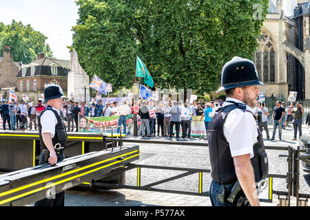 London, Großbritannien, 25. Juni 2018: Zwei Polizisten Polizisten von Menschen, Masse an Bangladesch anti Brexit Protest in Großbritannien, England von Westminster, Zeichen für die Begum Khaleda Zia, dem ehemaligen Nationalist Party leader Credit: Andriy Blokhin/Alamy leben Nachrichten Stockfoto