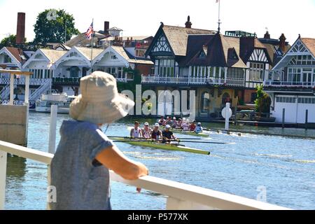 Zuschauer in der Stewards Enclosure beobachten Crews üben für die bevorstehende Henley Royal Regatta , die dritte wichtigste Veranstaltung im englischen sozialen Sportkalender im Sommer. Henley-on-Thames, England, Großbritannien Stockfoto