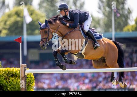 West Sussex, UK. 24 Jun, 2018. Graham Gillespie, Andretti. GBR. Die Al Shira'aa Derby. Die Al Shira'aa Hickstead Derby treffen. Springen. Der All England Parcours. Hickstead. West Sussex. UK. Tag 5. 24.06.2018. Credit: Sport in Bildern/Alamy leben Nachrichten Stockfoto