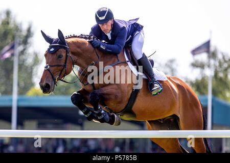 West Sussex, UK. 24 Jun, 2018. Shane Breen reiten kann Ya Makan. IRL. Die Al Shira'aa Derby. Die Al Shira'aa Hickstead Derby treffen. Springen. Der All England Parcours. Hickstead. West Sussex. UK. Tag 5. 24.06.2018. Credit: Sport in Bildern/Alamy leben Nachrichten Stockfoto