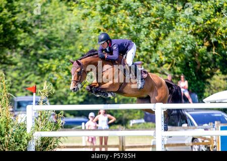 West Sussex, UK. 24 Jun, 2018. Joe Whitaker, Virginia. GBR. Die Al Shira'aa Derby. Die Al Shira'aa Hickstead Derby treffen. Springen. Der All England Parcours. Hickstead. West Sussex. UK. Tag 5. 24.06.2018. Credit: Sport in Bildern/Alamy leben Nachrichten Stockfoto