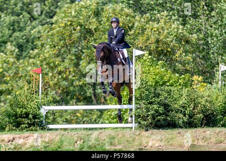 West Sussex, UK. 24 Jun, 2018. Harold Megahey reiten Braveheart. IRL. Die Al Shira'aa Derby. Die Al Shira'aa Hickstead Derby treffen. Springen. Der All England Parcours. Hickstead. West Sussex. UK. Tag 5. 24.06.2018. Credit: Sport in Bildern/Alamy leben Nachrichten Stockfoto