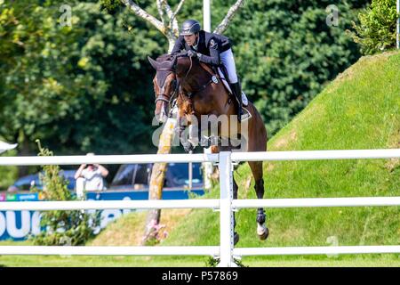 West Sussex, UK. 24 Jun, 2018. Harold Megahey reiten Braveheart. IRL. Die Al Shira'aa Derby. Die Al Shira'aa Hickstead Derby treffen. Springen. Der All England Parcours. Hickstead. West Sussex. UK. Tag 5. 24.06.2018. Credit: Sport in Bildern/Alamy leben Nachrichten Stockfoto